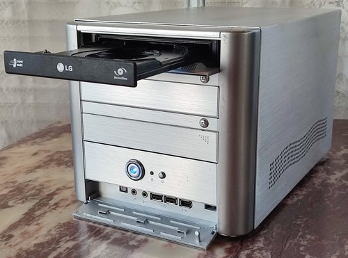 Soltek QBIC Retro Windows XP Mini PC - Picture 5 of 13