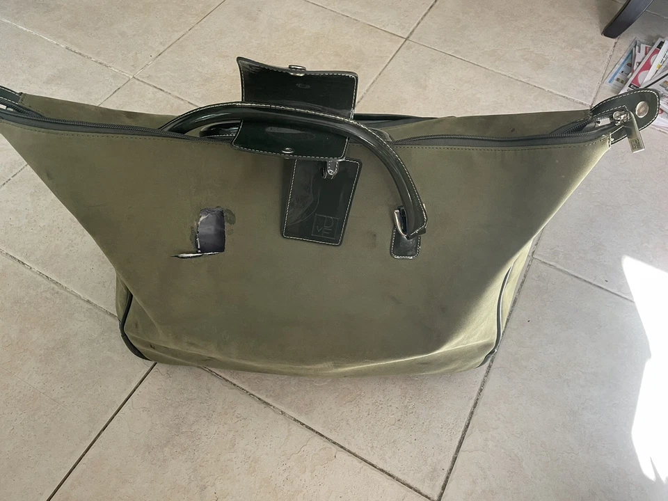 Bolsa de viaje con rodillo Diane Von Furstenberg verde claro (dañada) Foto 3 de 4