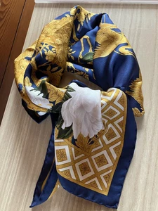 Foulard en soie GUCCI bleu foncé or oiseaux blanc motif floral 33,86 pouces x 33,86 pouces
