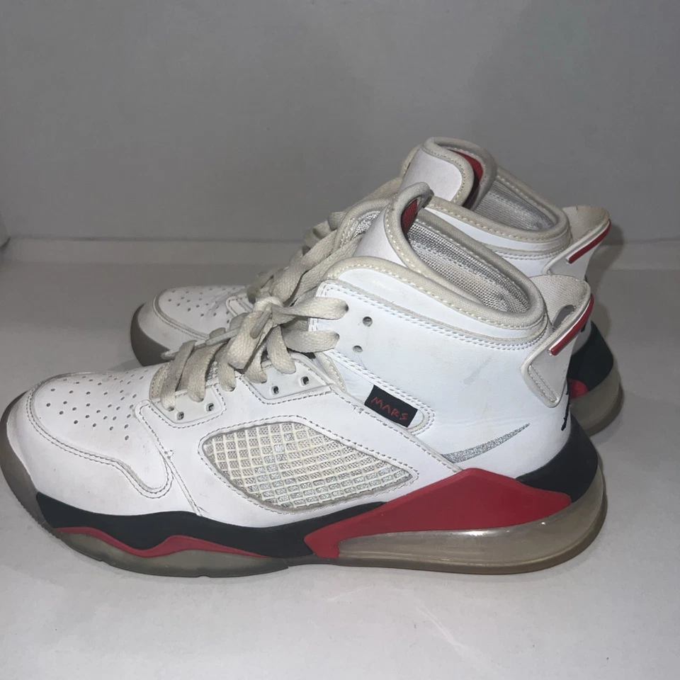 Nike Air Jordan Mars 270 en blanco, rojo, negro y plata reflectante, 7.5 Foto 4 de 4