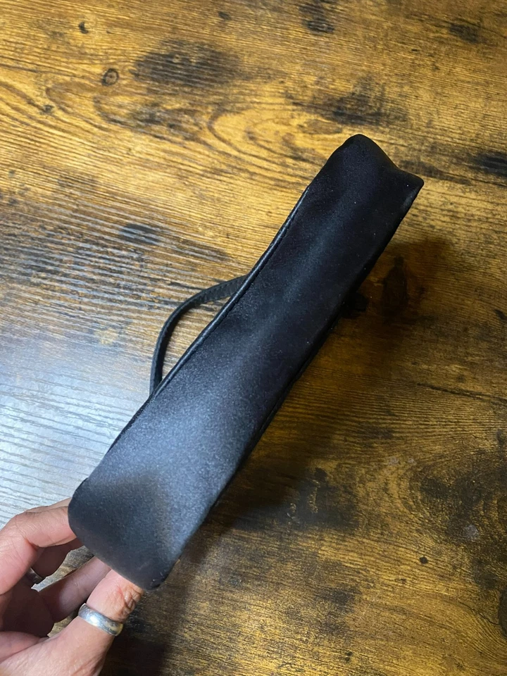 Mini bolso vintage años 90 negro correa corta en tela satinada con bordado geométrico Foto 3 de 4