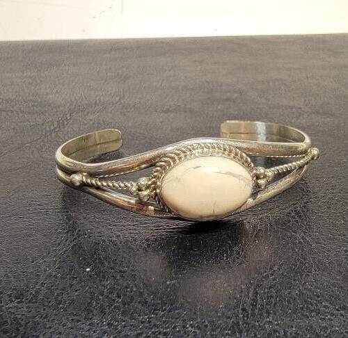 VINTAGE WHITE BUFFALO HOWLITE STONE CUFF SILVERTONE  BRACELET