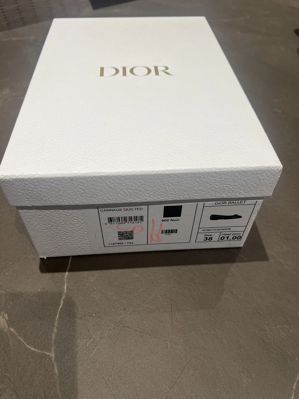 Boîte à chaussures de rangement en carton blanc DIOR pré aimée