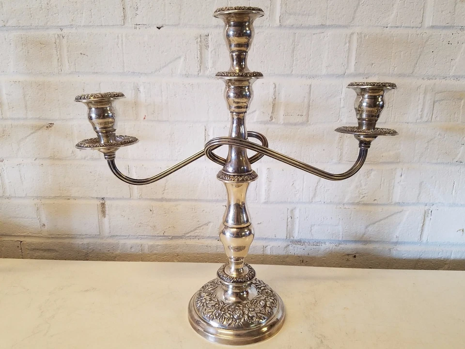 Par de candelabros S. Kirk&Son recheados de cimento esterlina Repousse total com peso 109,8 oz. - Imagem 2 de 4