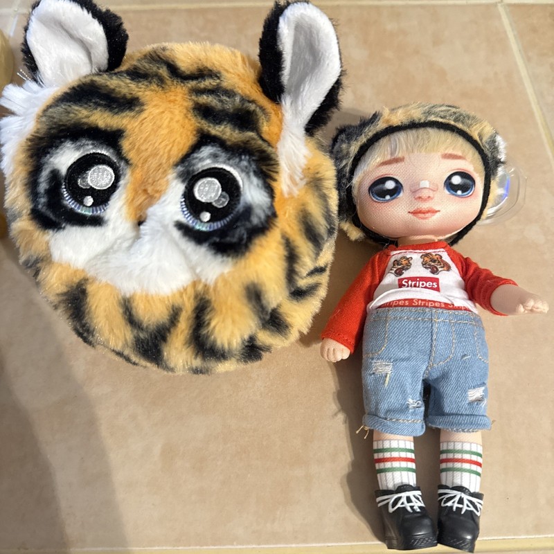Na Na Surprise 7.5" Doll Series 1 CJ Cuddles and Plush Tiger Clip On Purse