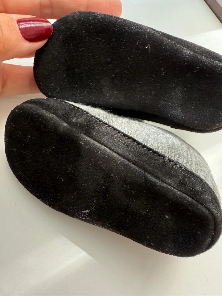 Nuevo sin etiquetas Nuevo Fendi Bebé Gris y Blanco Puntera Gorra Zapatos con Logo Talla I Foto 4 de 4