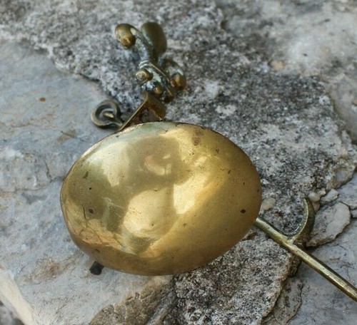 lampe a huile en bronze a décor de fleur de lys - Imagen 4 de 6