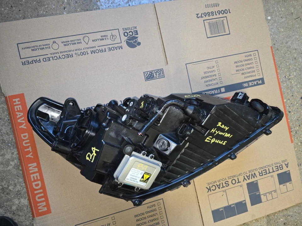 2011 - 2016 HYUNDAI EQUUS LEFT(DRIVER'S SIDE) HID XENON HEADLIGHT OEM - Image 2 of 4