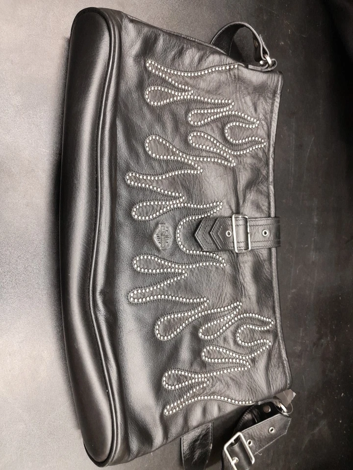 Cartera Harley Davidson Remache Llama Cuero Negra, Forrada en Rojo, NUEVA Con Etiquetas Foto 2 de 4