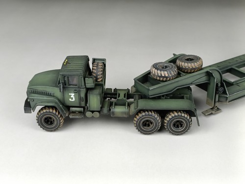 Modelo de camión tractor semirremolque ruso moderno Kraz 260 construido 1/72 - Imagen 9 de 11