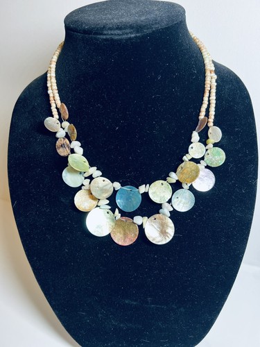 Collana vintage artigianale fatta a mano con dischi di conchiglia tinti - Foto 1 di 7