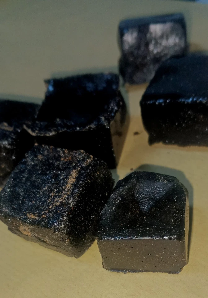 Sandalia negra real incienso chocolate de Karantaka rara Rouhani 95 gramos Foto 3 de 4