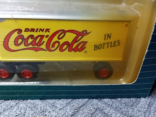 XX633 Coca-Cola 1:64 Mack "Coca Cola" confezione originale 3/2 semirimorchio valigia veicolo vintage nuovo ov - Foto 4 di 14