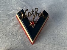 WWII Bakelite ‘V’ for Victory Pin Mother With Star And Rhinestne