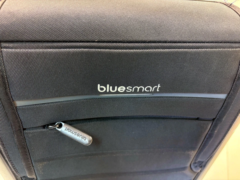 BlueSmart 22" Smart Spinner con puerto de carga USB Equipaje de mano - Negro Foto 2 de 4