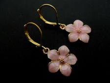 A PAIR PINK ENAMEL DAISY FLOWER THEMED DANGLY LEVERBACK HOOK EARRINGS. NEW.