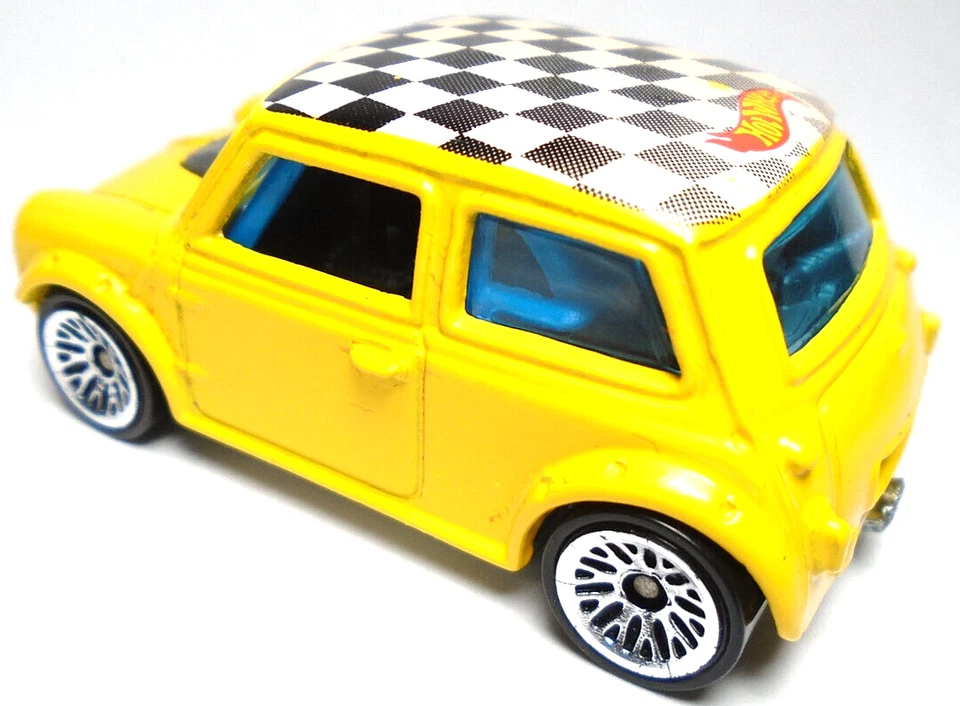 2000 HOT WHEELS MINI COOPER YELLOW 1:64 DIECAST 2 1/8" CAR BLACK WHITE CHECKERS - Image 4 of 4