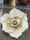 VTG WHITE AND GOLD ENAMEL FLOWER BROOCH/PIN-COSTUME JEWELRY