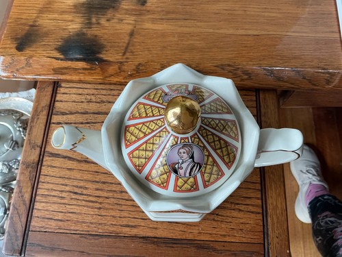Vintage Castle shaped Sadler teapot Henry V111 & his 6 wives VGC - Picture 2 of 11