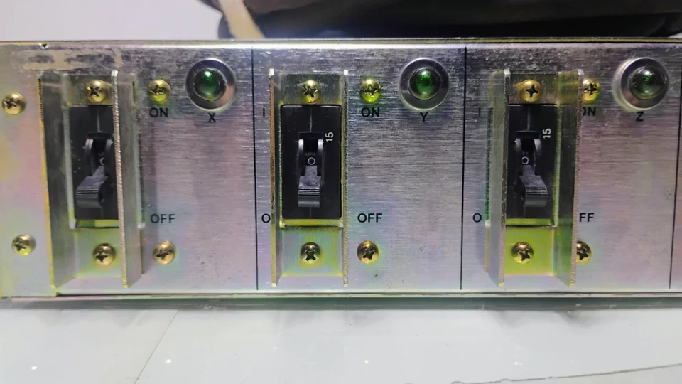 Pulizzi PC2646 Power Controller 120/208vac 3 Ph XYZ 5 Wire Input 24A Output - Image 2 of 4