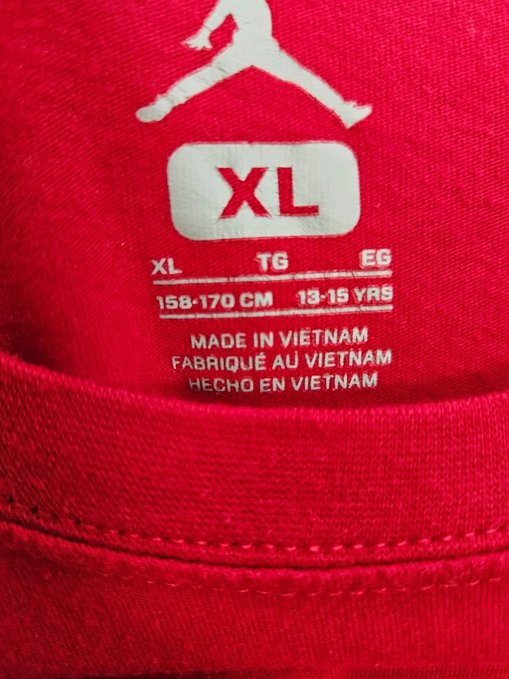 Camiseta de manga corta Jordan Dip Dye roja y plateada/gris para niños talla XL Foto 2 de 4