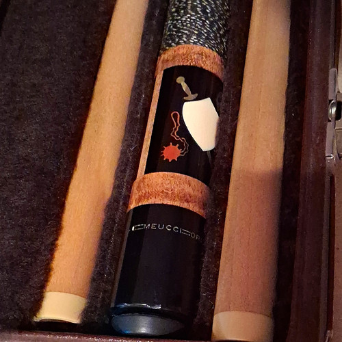 Meucci Orginals Two-Piece Pool Billiard Cue with 2 Shafts Hard Case