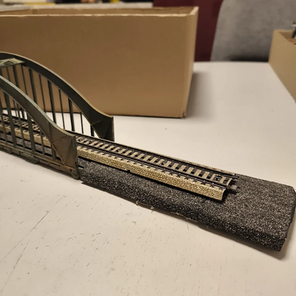 Faller HO Stabbogenbrücke, Bogenbrücke auf Holzgleisbett aus Anlagenrückbau - Bild 4 von 4