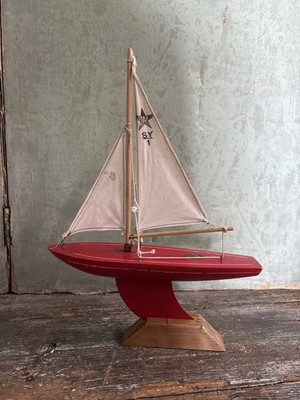 Vintage Pond Yacht And Stand made by star yachts 