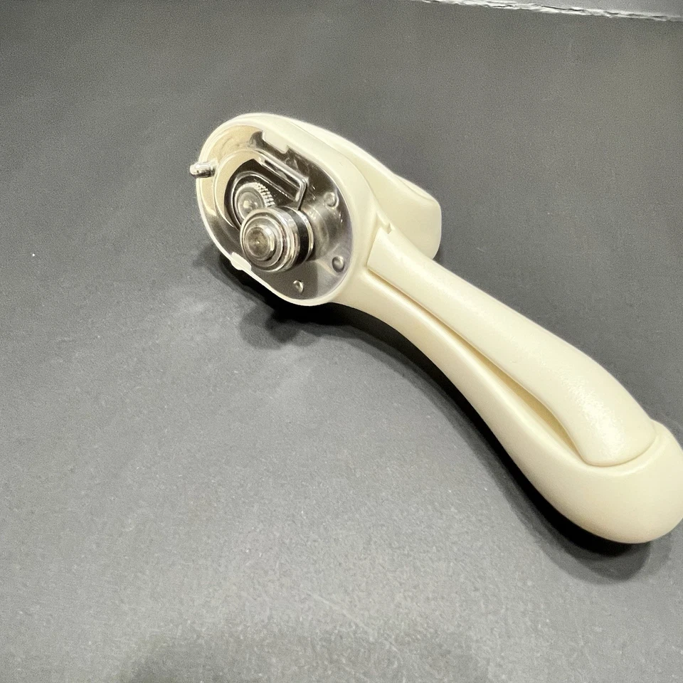 Tupperware E-Series Manual Can Opener 2001, White, Smooth Edge - Image 4 of 4