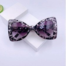 Leopard print sunglasses w/faux pearl arms