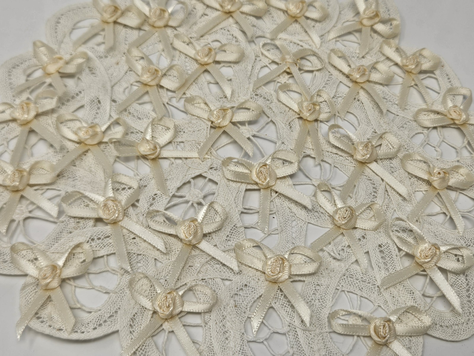 50 pcs Vintage Ivory Satin Bows Mini Ribbon Roses Flowers Craft Trims Appliques