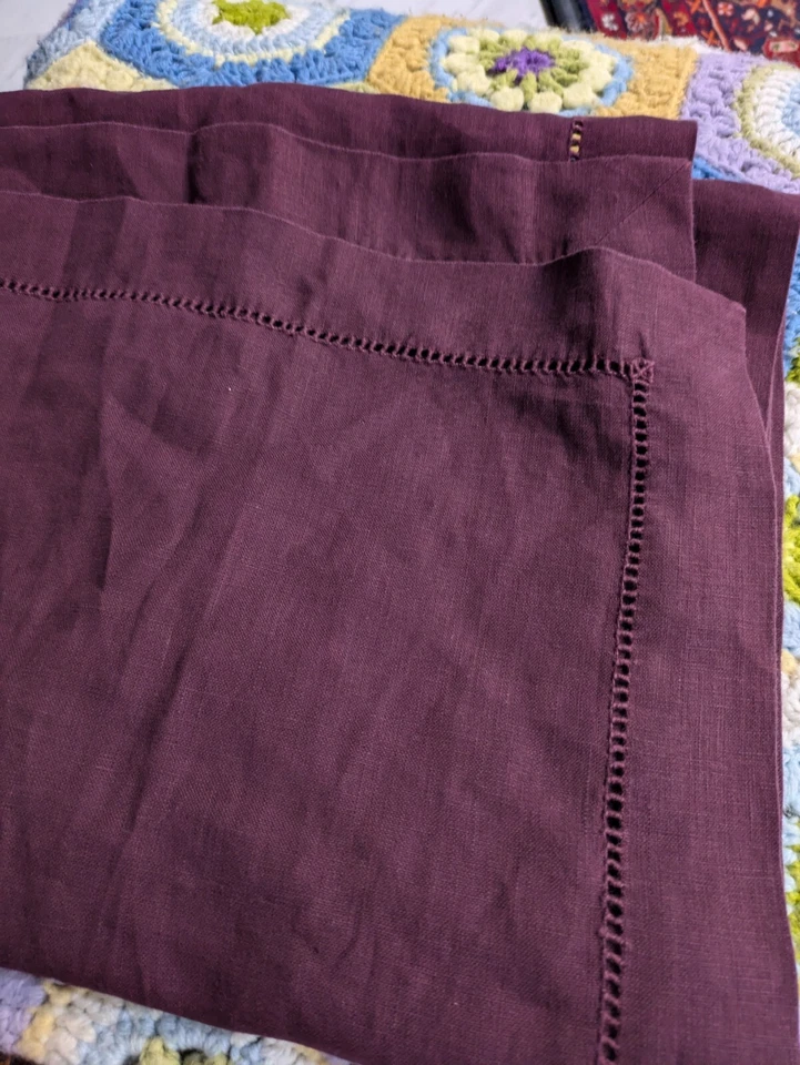 Pottery Barn Monique Lhuillier punto de dobladillo de lino 16”x104” corredor de mesa arándano  Foto 4 de 4