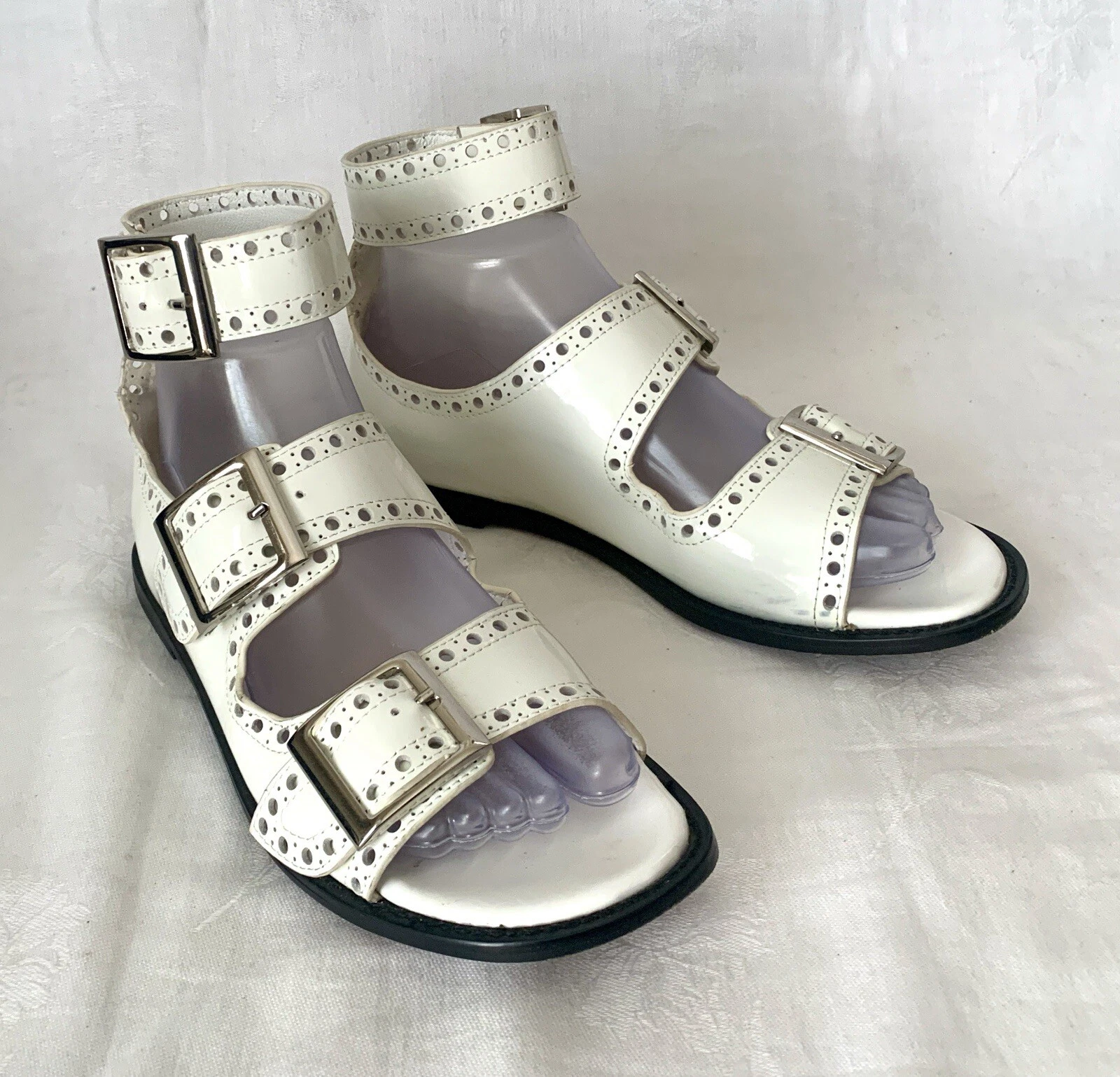 Sandales DIOR blanches vernies bride cheville triple boucle bordure perforée pointure 37