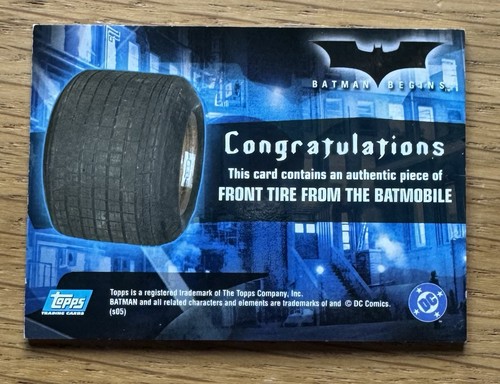 TOPPS 2005 BATMAN BEGINS MOVIE-FRONT TIRE FROM THE BATMOBILE RELIC TRADING CARD - Foto 2 di 2