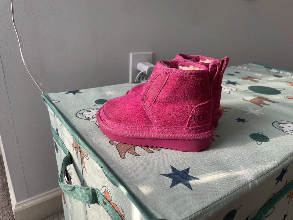 BOTA CHUKKA UGG NEUMEL EZ-FIT NIÑO PEQUEÑO TALLA 6C GAMUZA SORBETE FRAMBUESA Foto 3 de 4