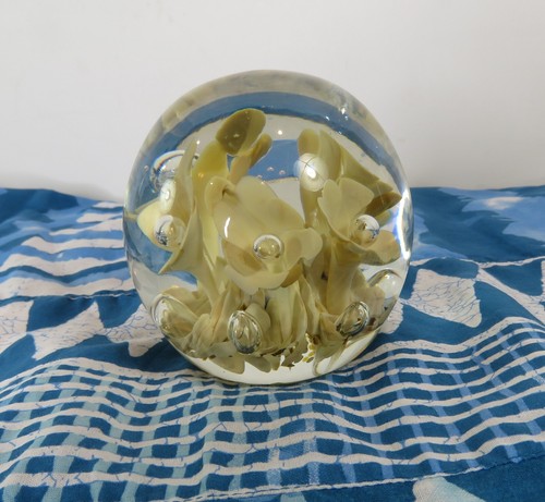 Vintage Joe St Clair Cream TRUMPET FLOWERS Art Glass Paperweight 3”Beautiful! - Picture 5 of 8