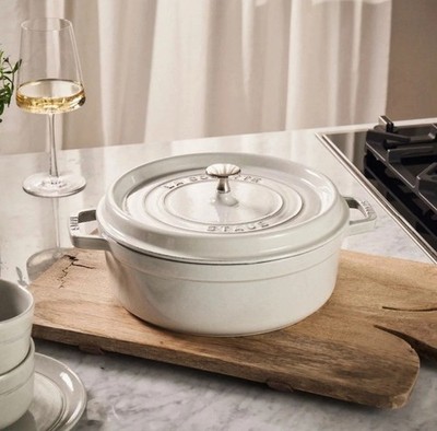 Neu Staub 26cm/4L Runde Gusseisen Cocotte in Weiß Trüffel UVP 349£