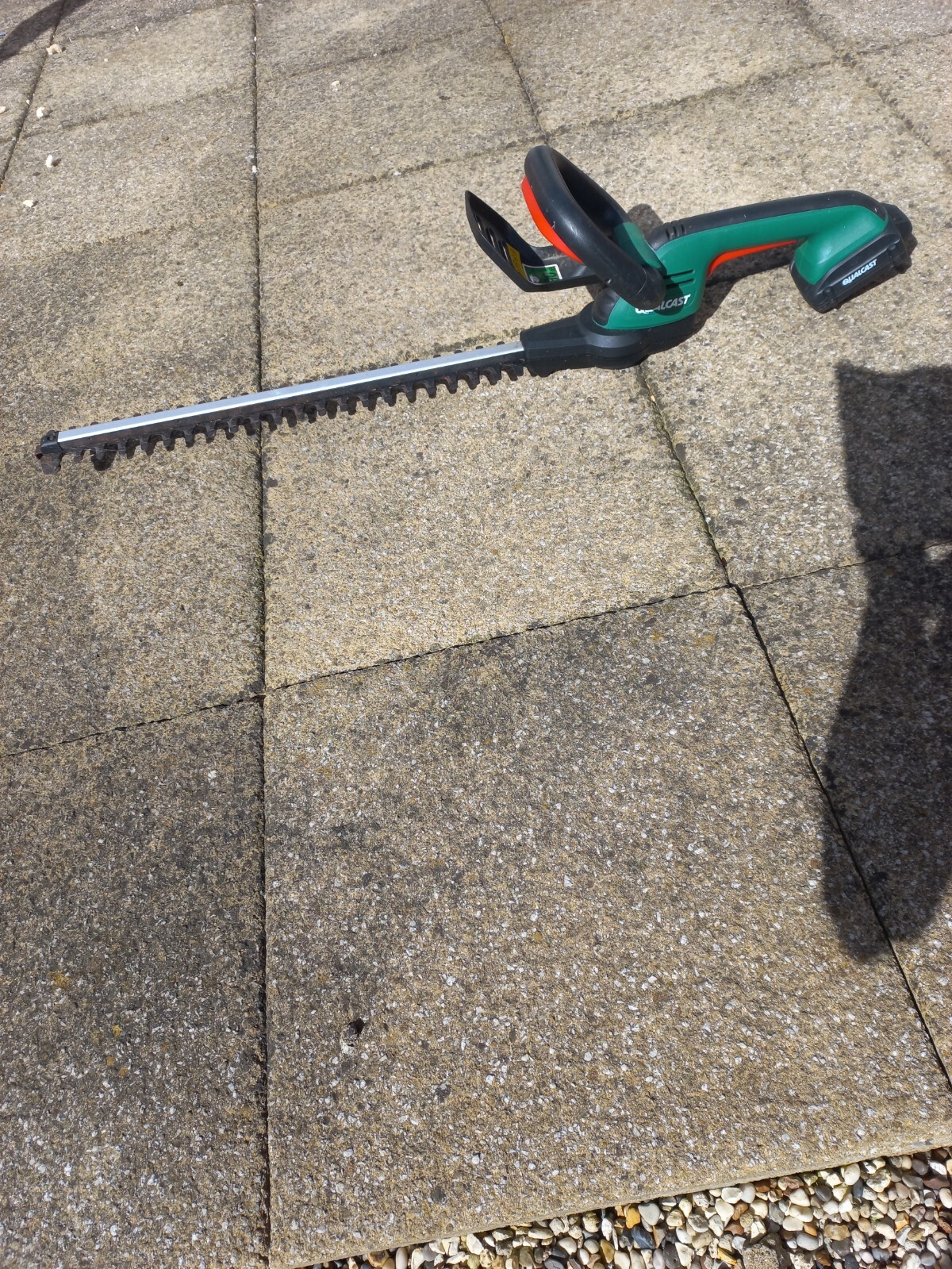 QUALCAST 18V Li ion CORDLESS HEDGE TRIMMER NEEDS BATTERY CHARGER