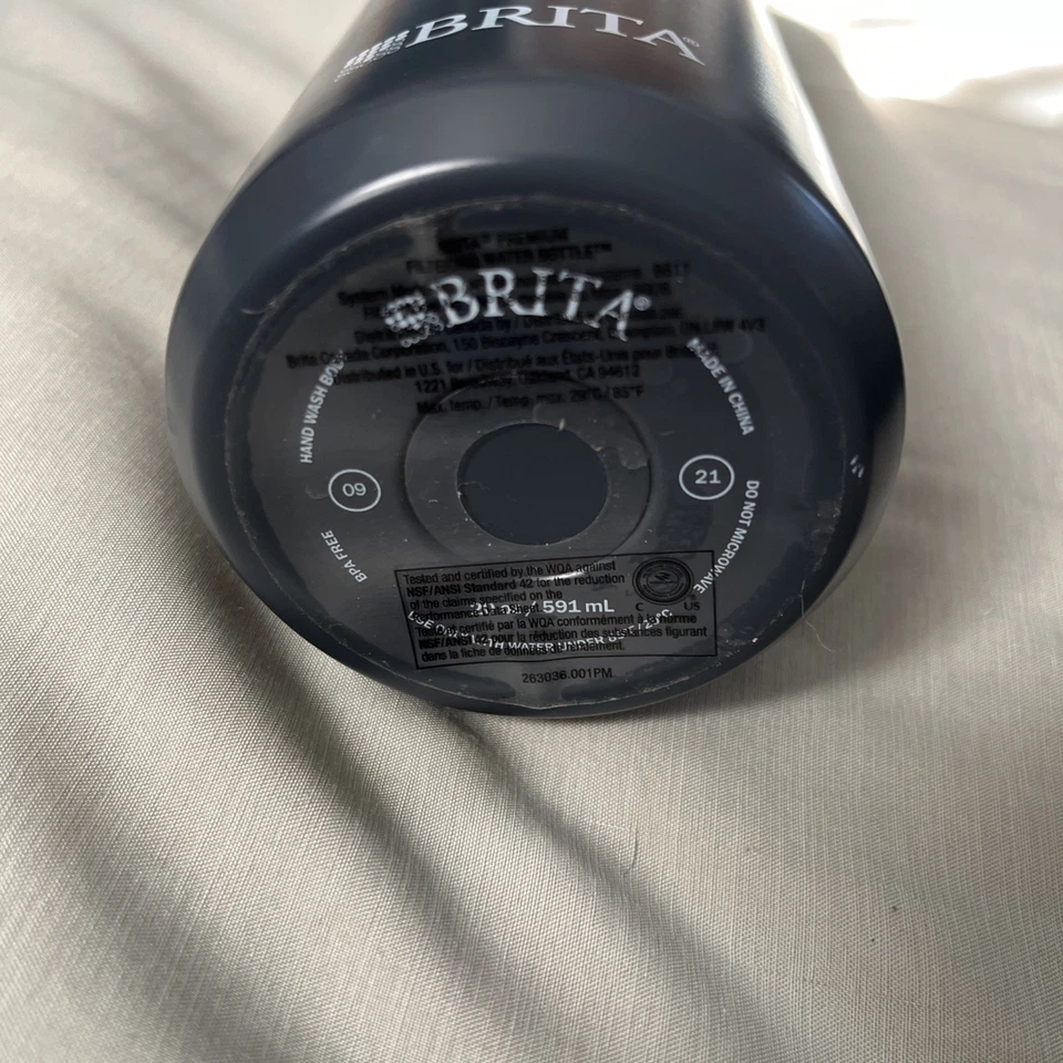 Botella de agua Brita azul de acero inoxidable de 20 oz con filtro Foto 3 de 4
