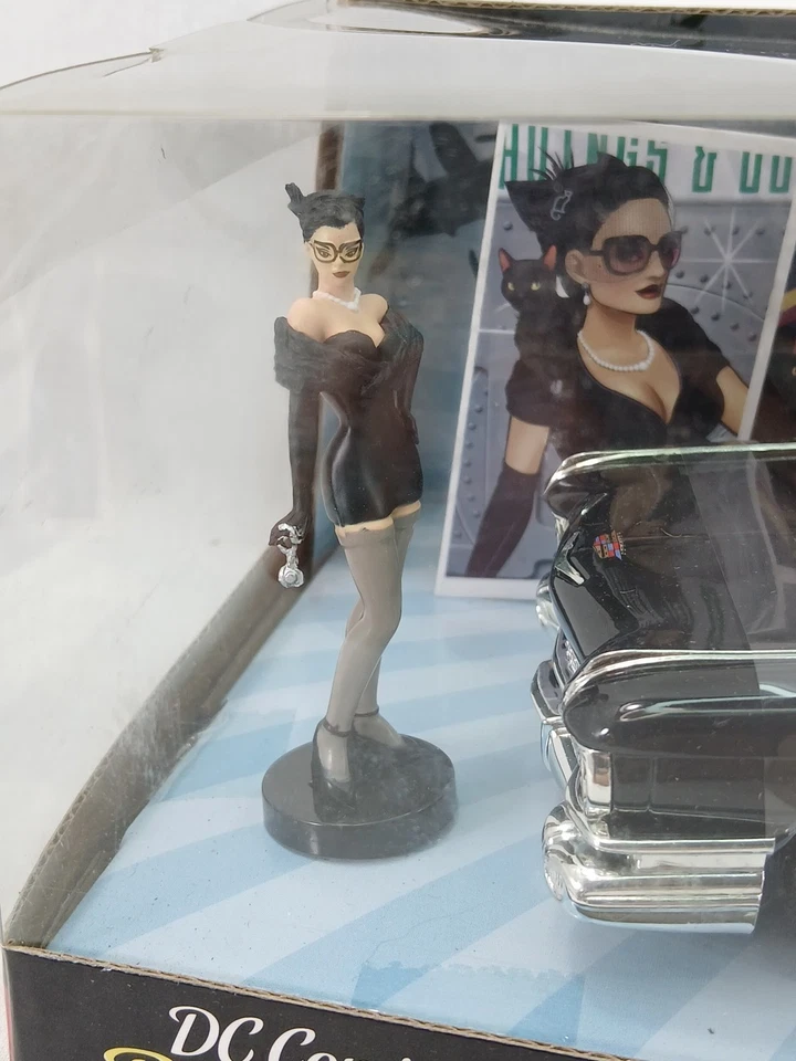 DC Comics Bombshells CATWOMAN & 1959 CADILLAC Coupe Deville Metals Die Cast NEW - Image 3 of 4