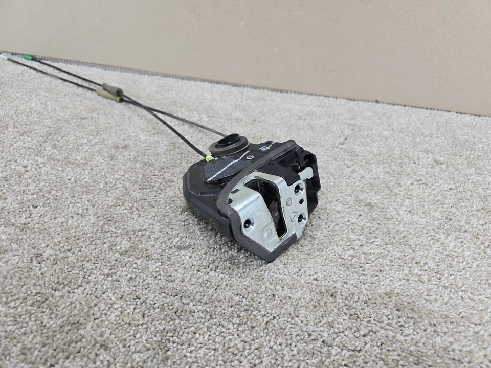 Actuador de bloqueo de pestillo de puerta del lado del conductor trasero izquierdo Toyota Tundra 2007-2021 OEM V10 Foto 4 de 4