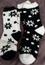 2 Pairs Of Women's Soft Fuzzy Black/White Snowflake Socks