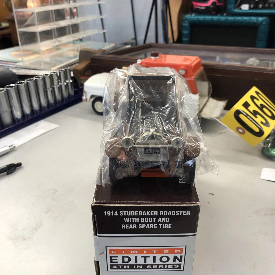 Banco de ferragens confiável vintage 1986 SpecCast 1:25 1914 Studebaker Roadster - Imagem 4 de 4