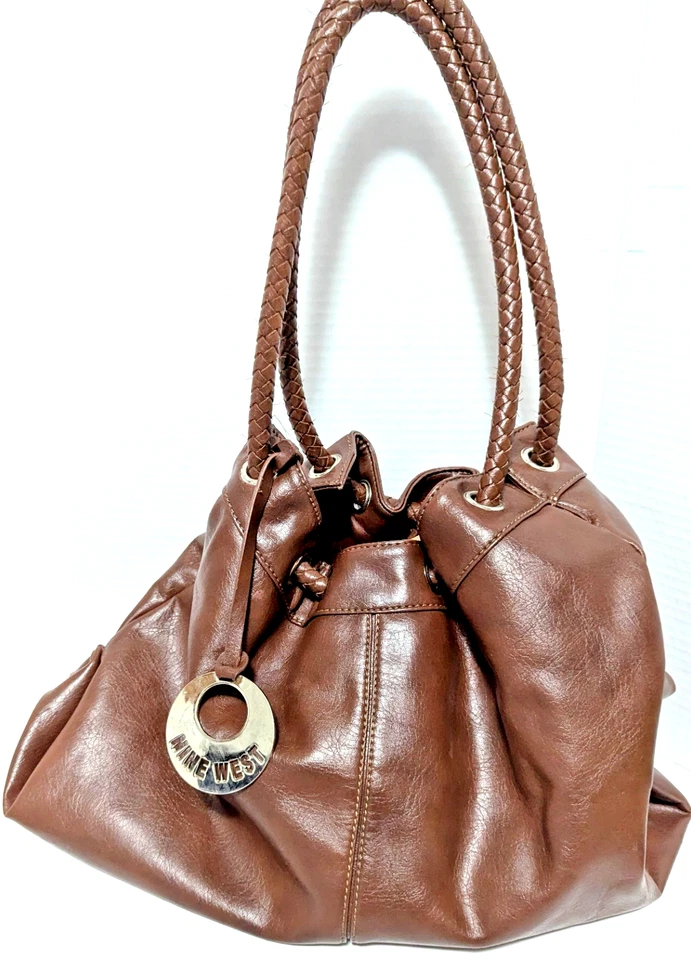 Nine West Statement 水饺包 Mocha 棕色 带大号标志小饰品! — 第 3/4 张图片