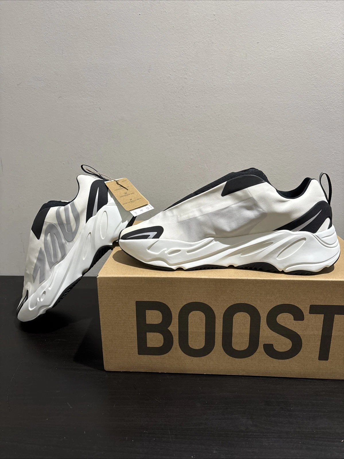 Yeezy Yzy 700 MNVN IG4798 analog Men’s Size 10 Deadstock DS New With Tag And Box