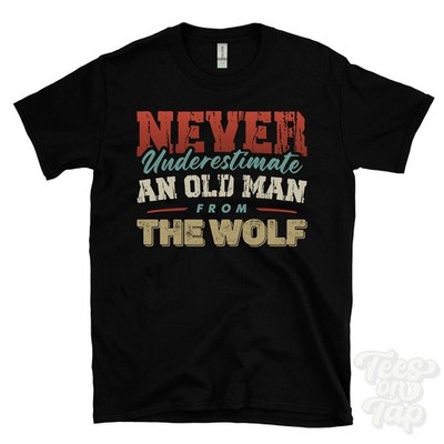 NIEMALS UNTERSCHÄTZE EINEN ALTEN MANN VOM WOLF T-SHIRT lustiges Weihnachtsgeschenk Embsay