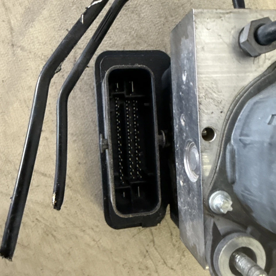 2016 Mercedes-Benz GLC300 C300 ABS Anti Lock Brake Pump Module | A2534310512 - Image 4 of 4