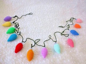 Christmas-10-light-bulbs-decorative-garland-hand-crochet-multicolor