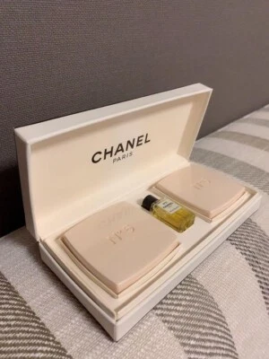 CHANEL No. LOT DE 5 SAVONS ET PARFUMS DE BAIN PARFUMÉS Savon - Photo 1/3