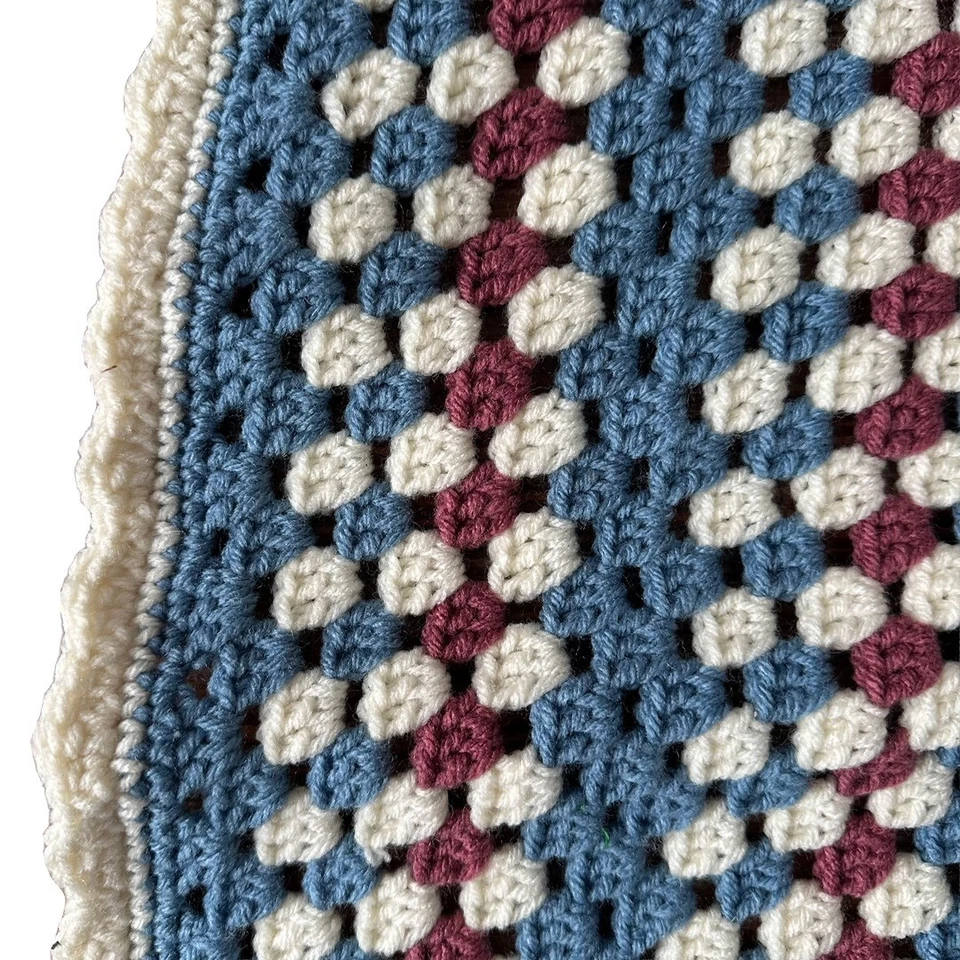 Manta Cuadrada Vintage Hecha a Mano Crochet Abuela 52"x42" Azul Borgoña Marfil Tiro Foto 3 de 3